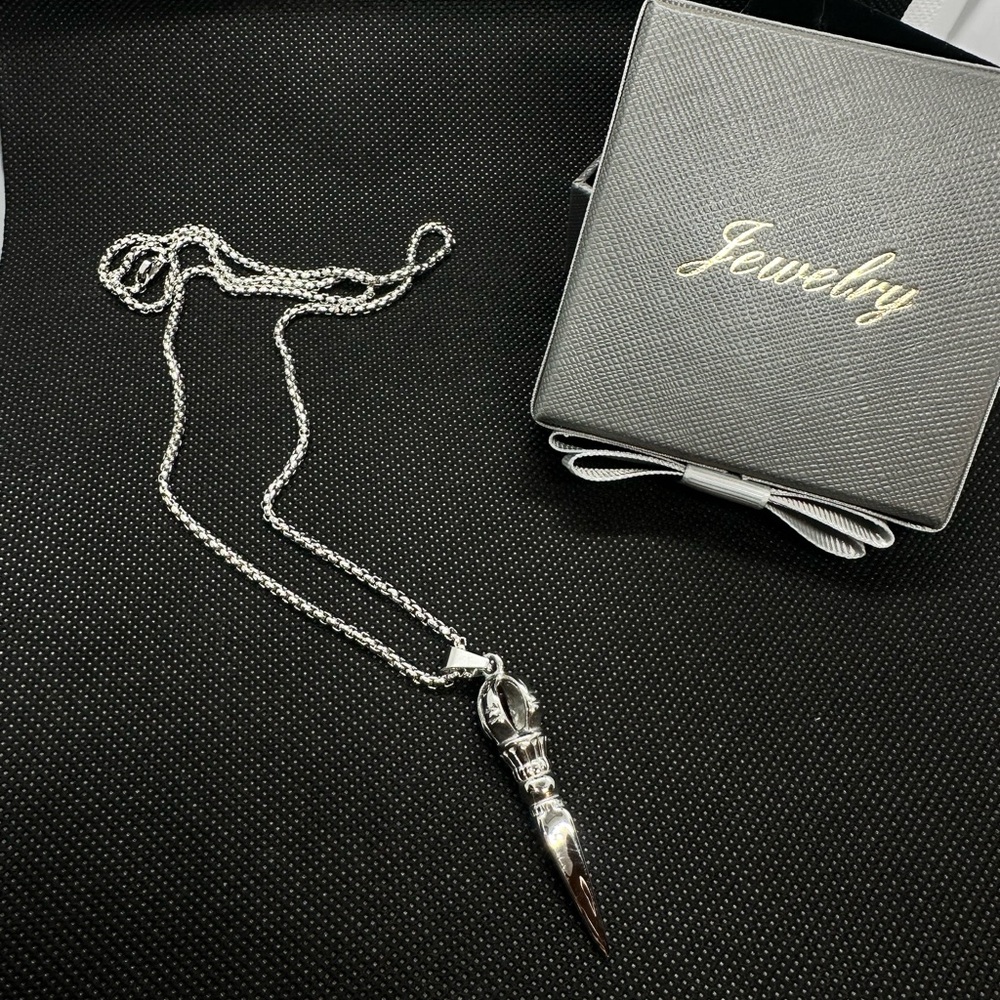 Elegant Silver Pendant Necklace